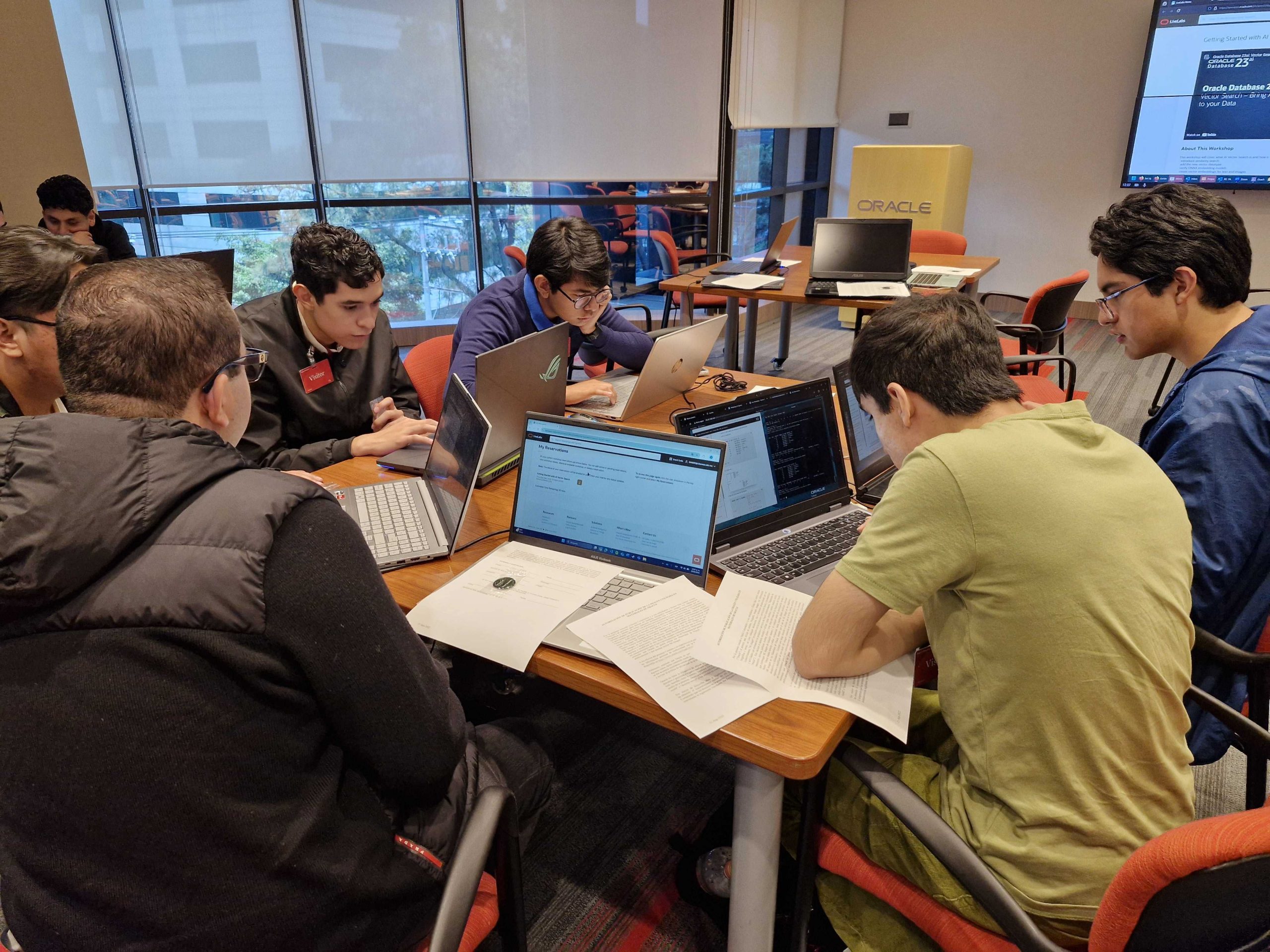 Dos universidades de Latinoamérica lanzan nuevas carreras cortas universitarias 100% enfocadas en tecnología Oracle