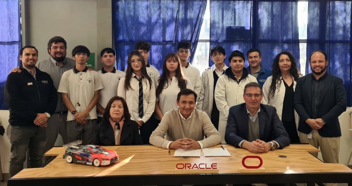 Del aula de clases a la pista de carreras: Oracle Academy impulsa a jóvenes Chilenos en la competencia de autos de hidrógeno verde