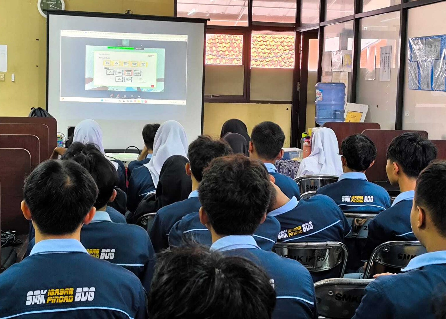 Teachers and students in Indonesia attend an inspiring nationwide cloud webinar