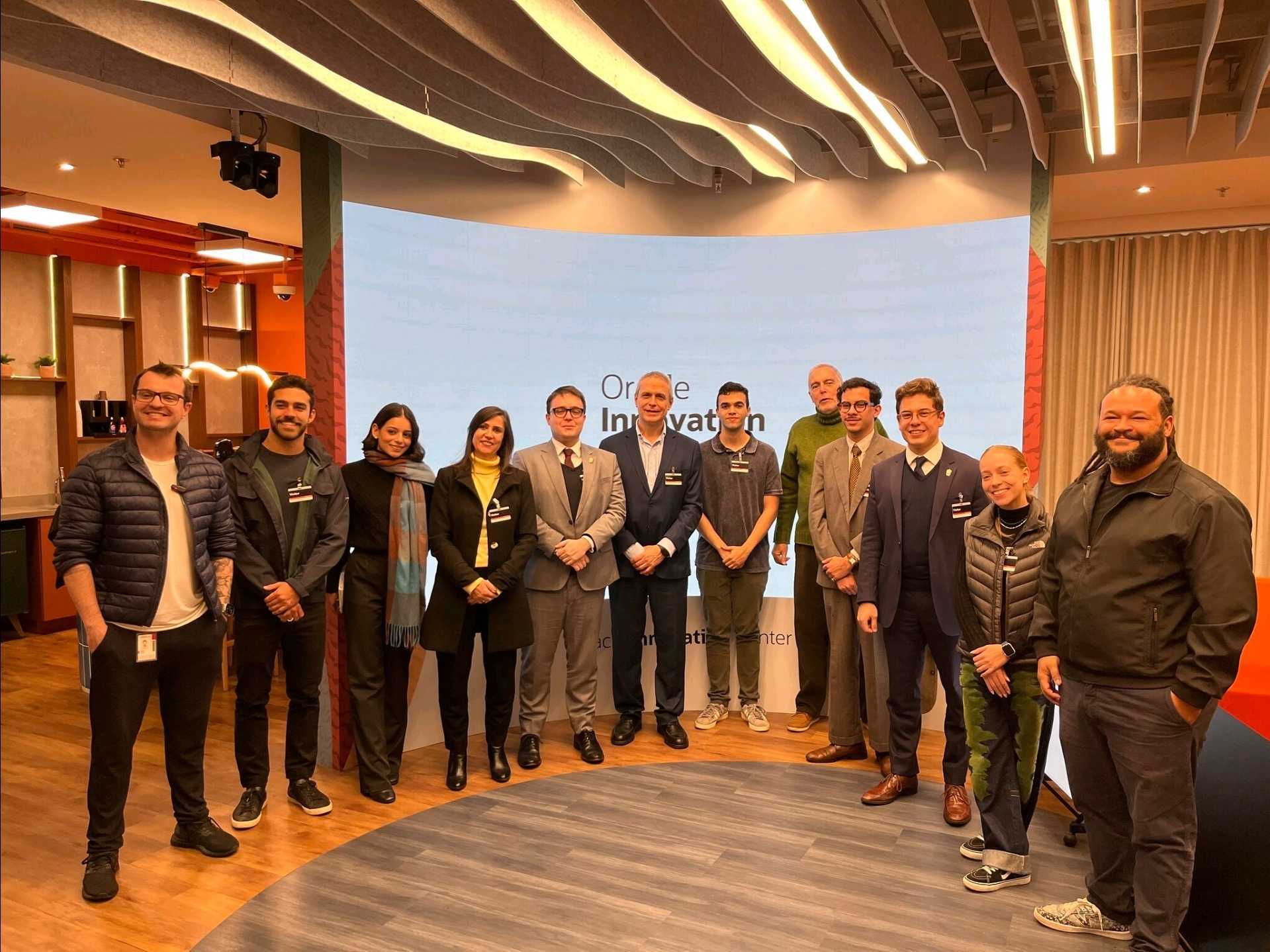 La PUC-SP visita el Oracle Innovation Center en São Paulo: fortaleciendo puentes entre educación, innovación y el futuro profesional