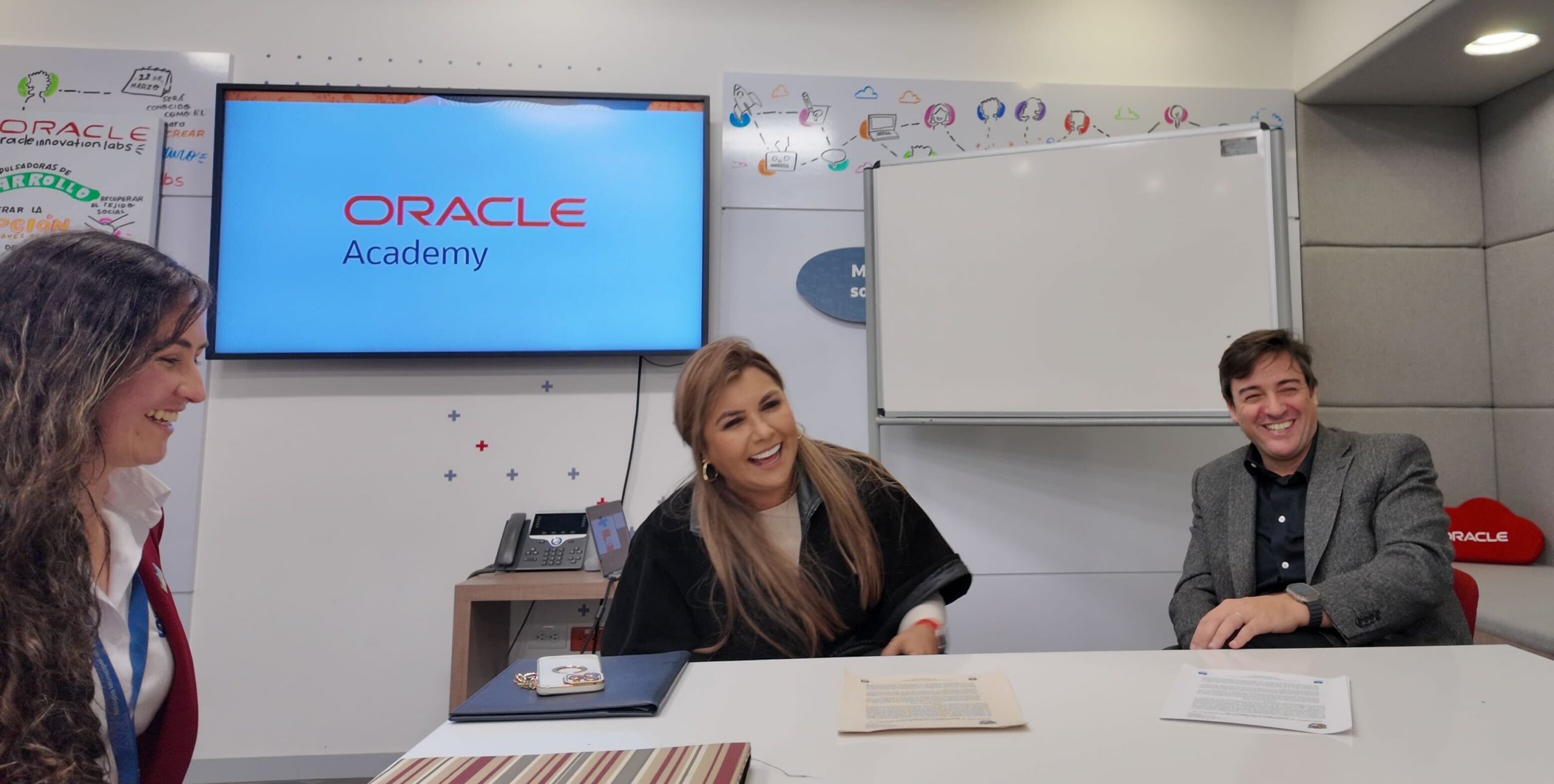 Sopó, Colombia, reafirma su compromiso con la educación en tecnología al firmar un nuevo Memorando de Entendimiento con Oracle Colombia, enfocado en los recursos de Oracle Academy