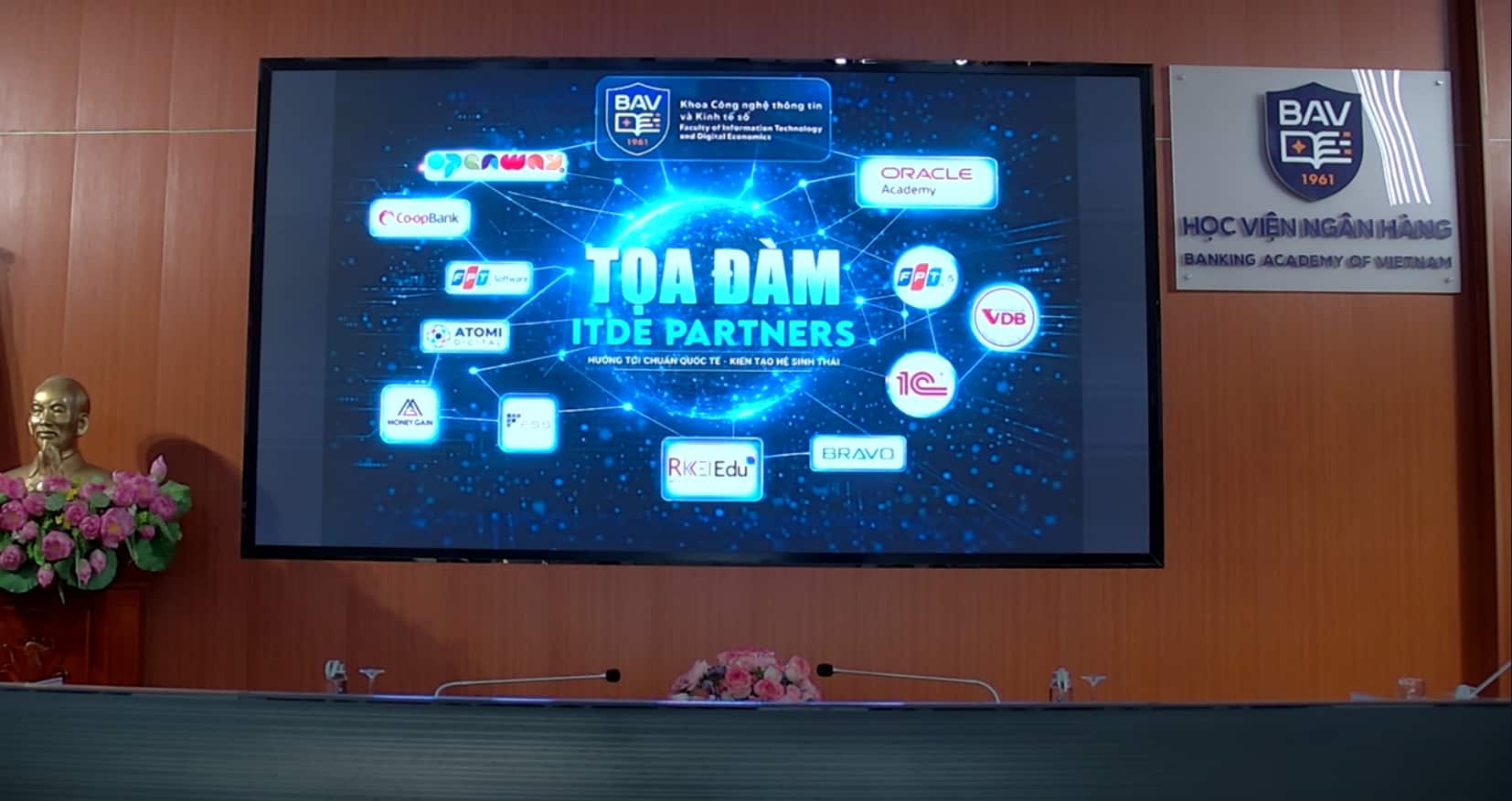 Oracle Academy joins forces with iSEAS at the Banking Academy of Vietnam’s ITDE seminar