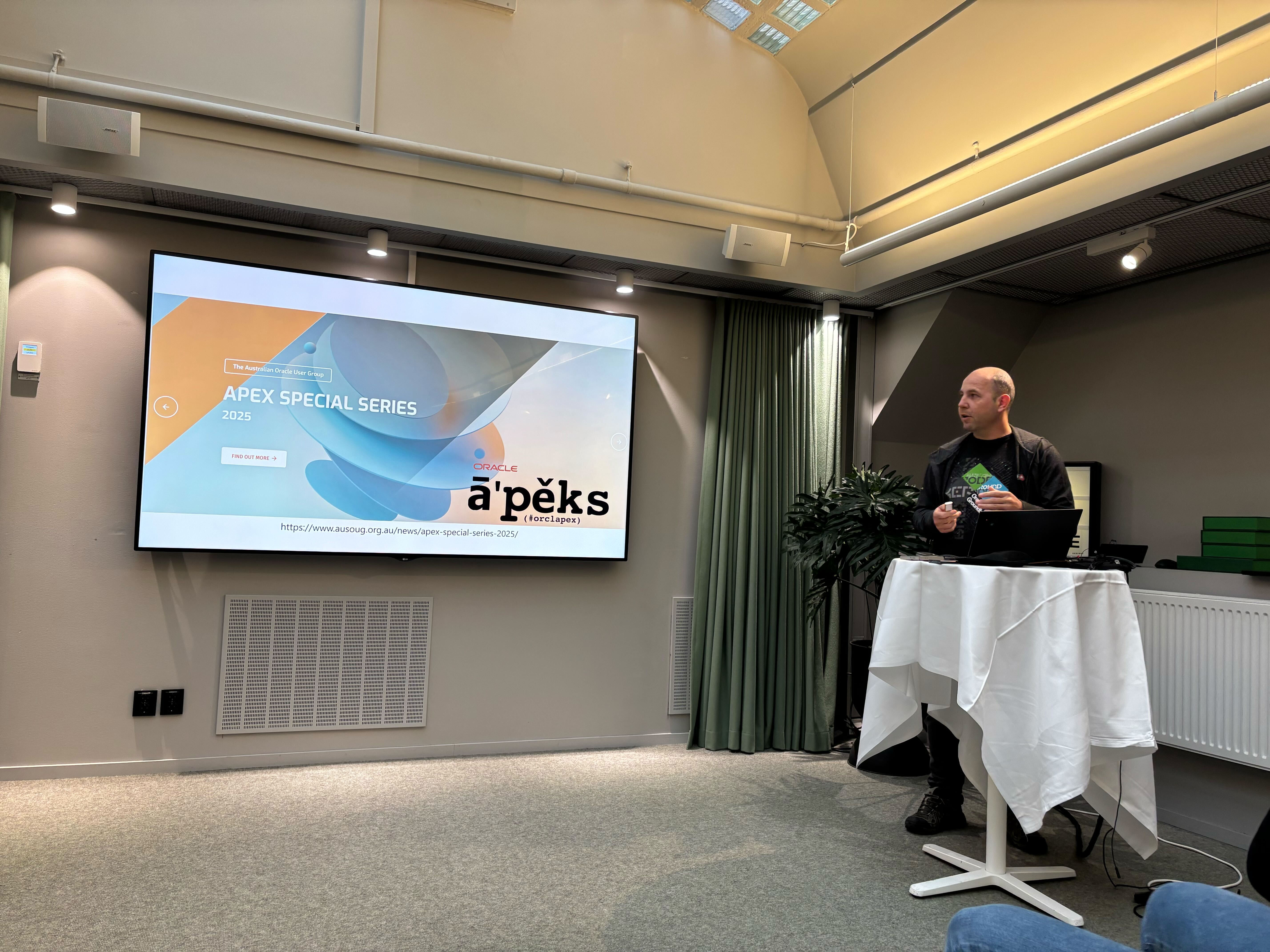 Lino Schildenfeld talking about APEX migrations and APEX upgrades