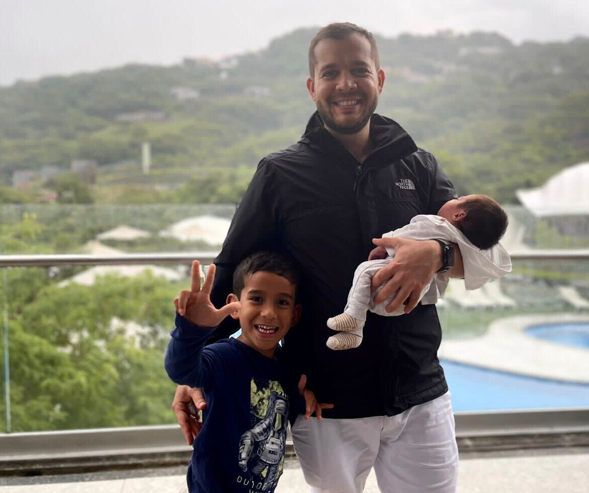 Cesar y su hijos Santiago y Alejandro 