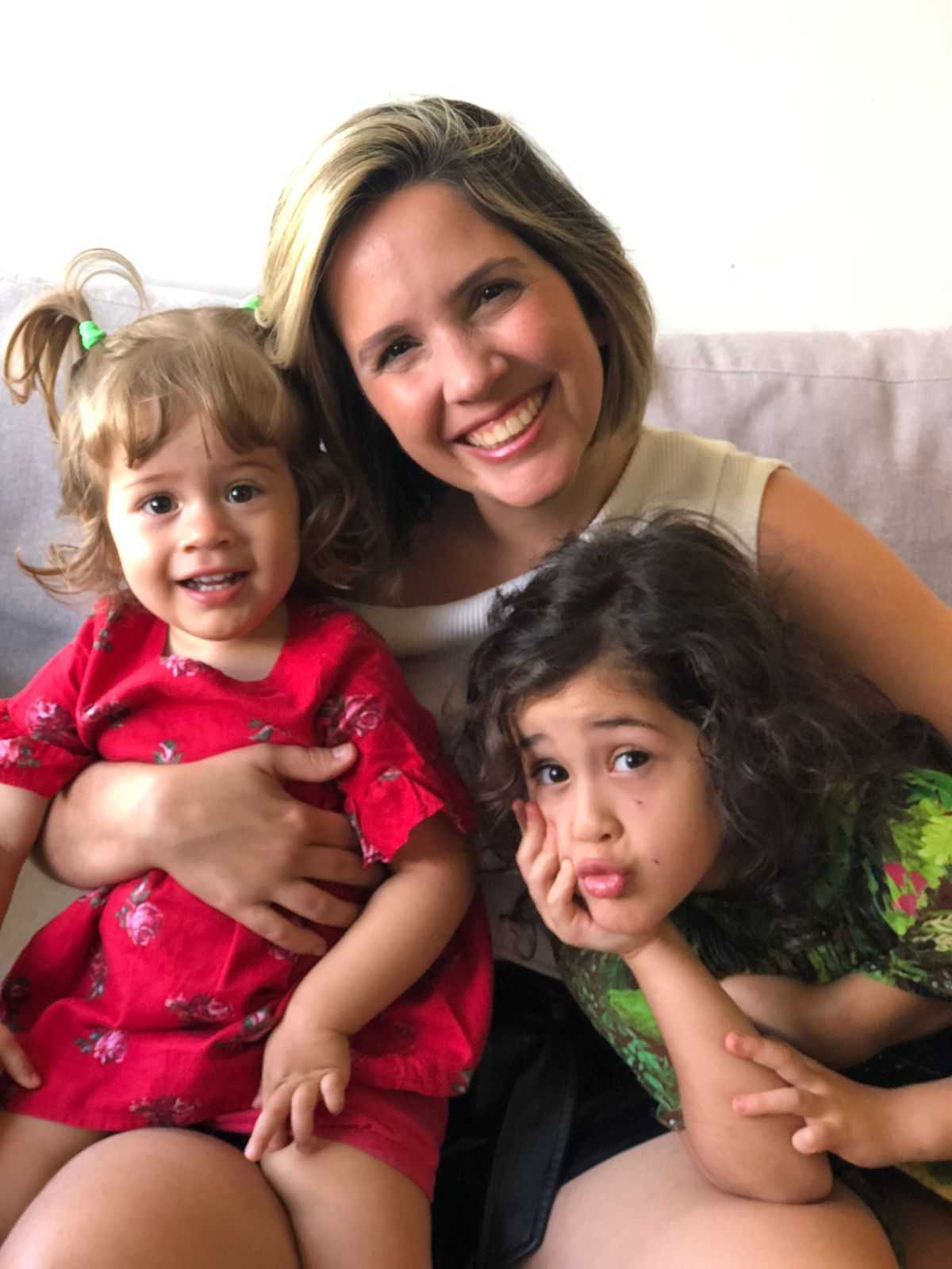 Tássia e suas filhas Melissa e Maria Luisa