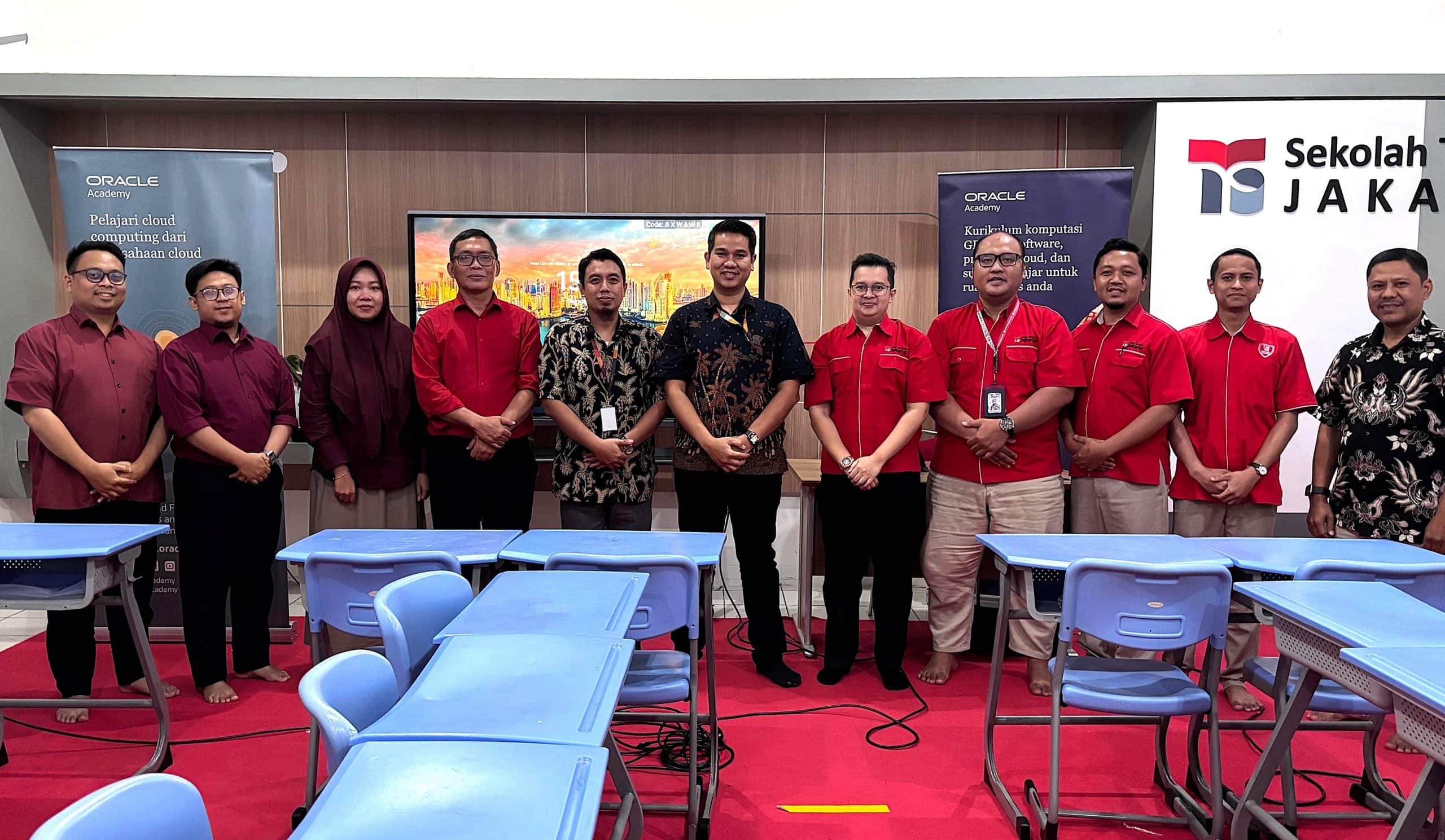 Telkom Vocational School faculty members in Indonesia get students career ready with Oracle Academy resources