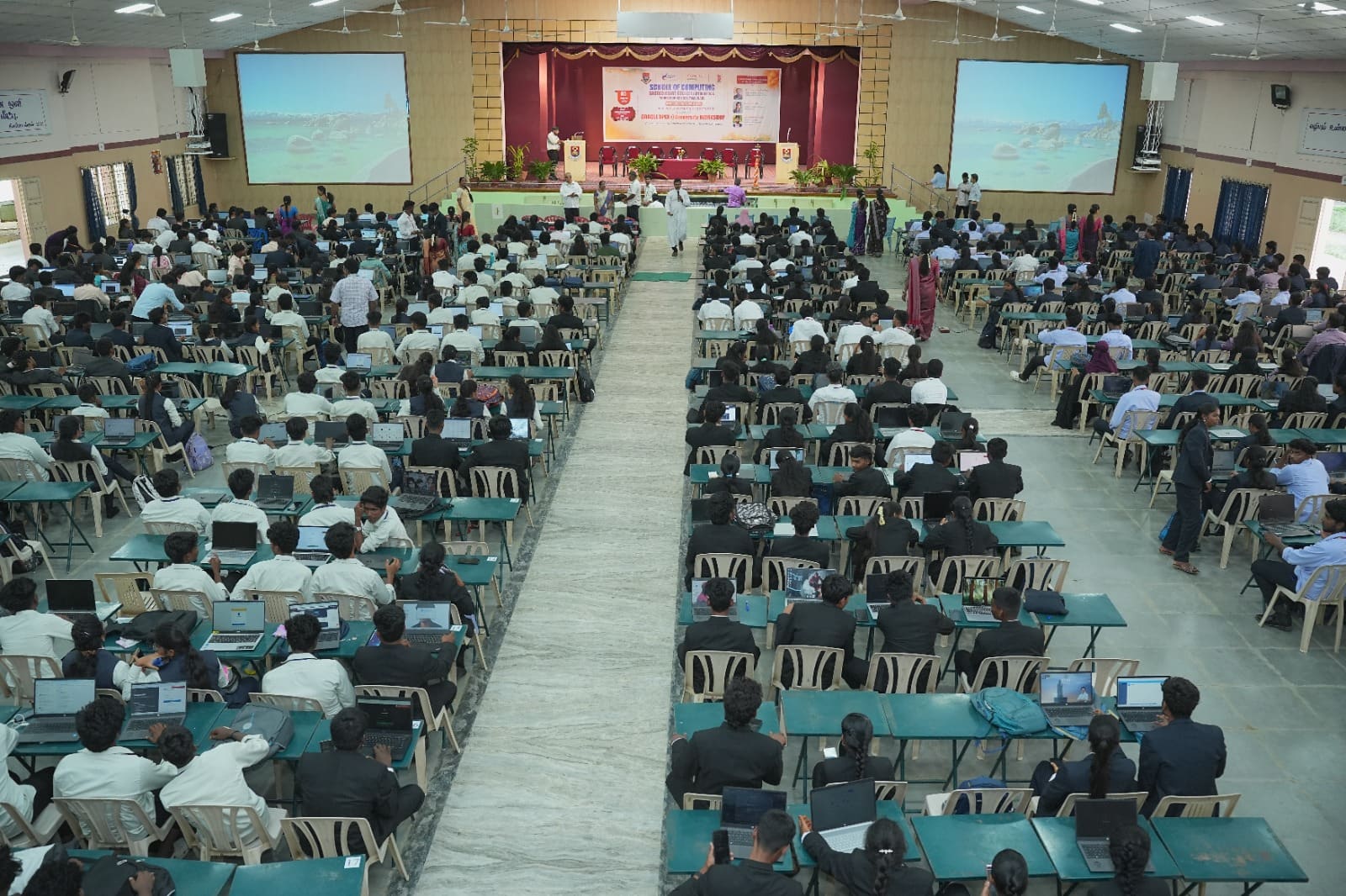 Oracle Academy and Oracle APEX collaborate on first APEX @ University workshop, reaching 800 students in India