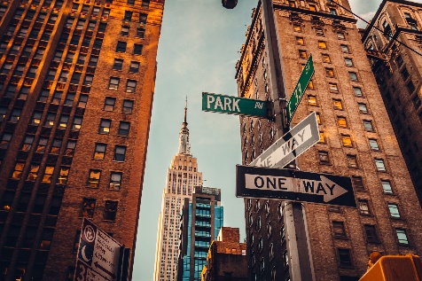 エンパイア・ステート・ビルディングが遠方に見える都会のスカイライン