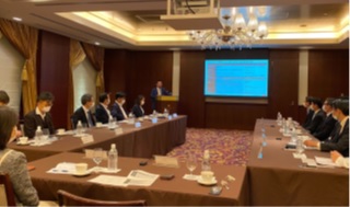 ラウンドテーブル型セミナー風景