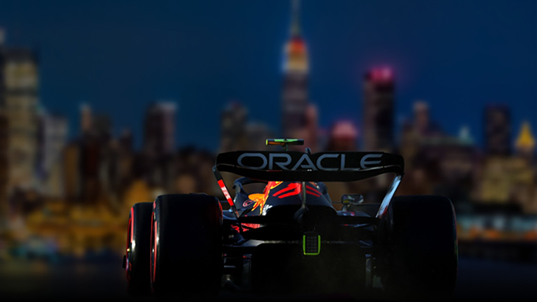 Imagem de carro da Oracle Red Bull Racing com uma cidade ao fundo