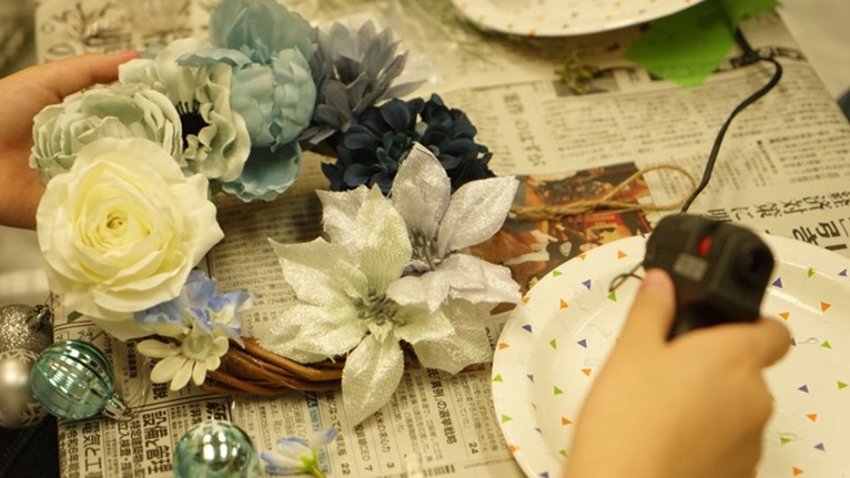 家に持って帰れるクリスマスリース作りは保護者にも好評