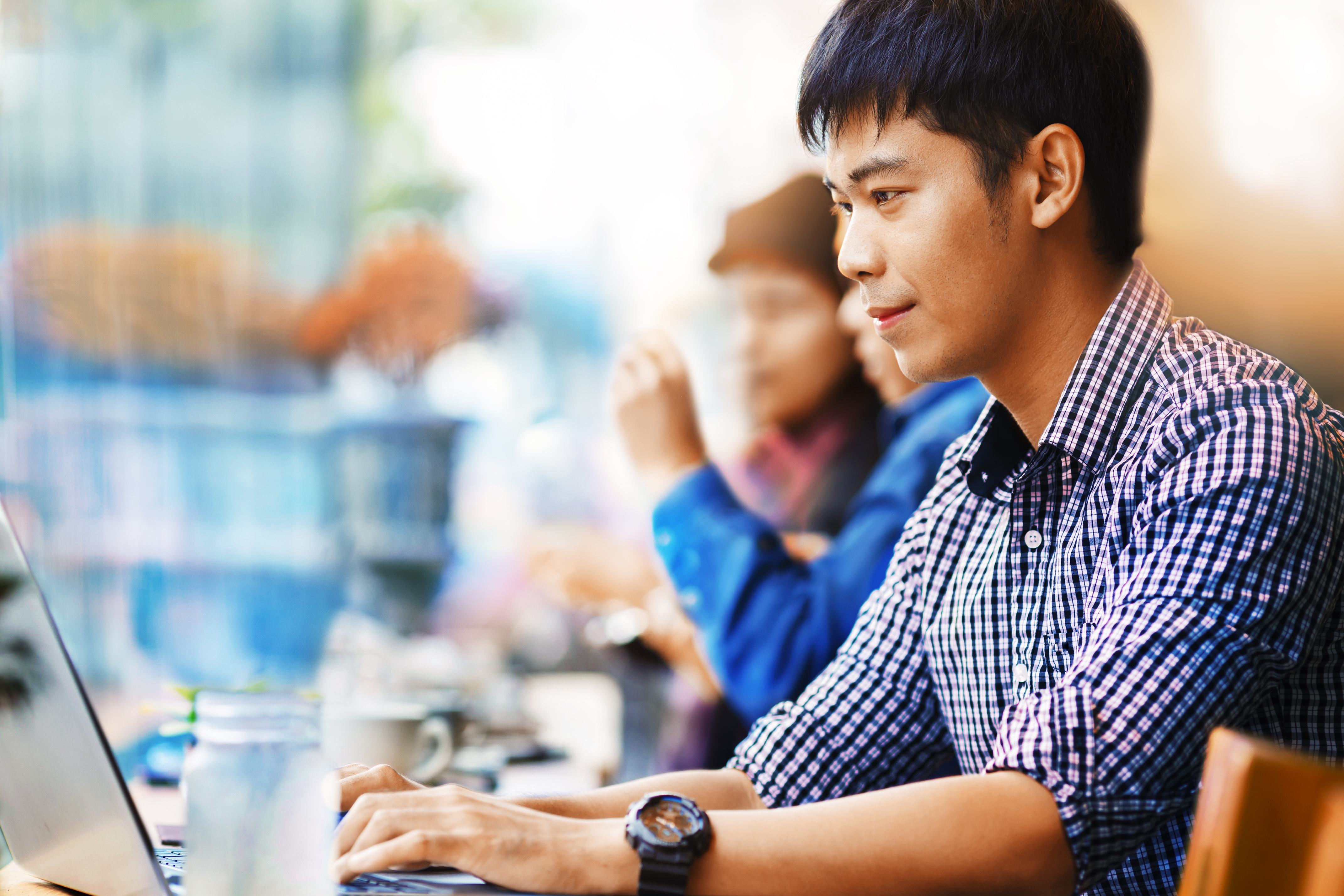 man typying on laptop